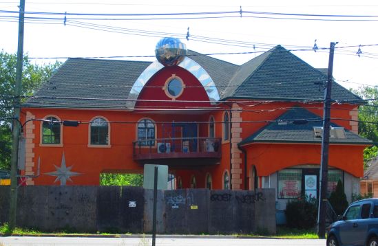 This jaw-dropping construction project has proceeded slowly, but that's okay, since no matter how many times you see this, it still seems like a hallucination as yet unsure about casting the part of the elephant.